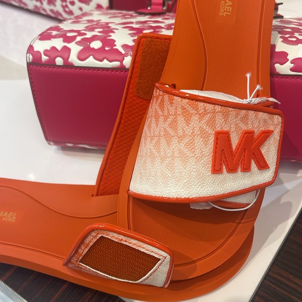 Michael Kors Slide Logo Sandals Palmer Ombré Signature
Red Clay 
NWT - Picture 9 of 16